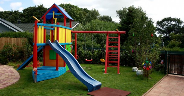 Das Piratenschiff während der "Bauarbeiten." Mittlerweile ist es fertig und hat auch Schaukeln und eine Rutschbahn.